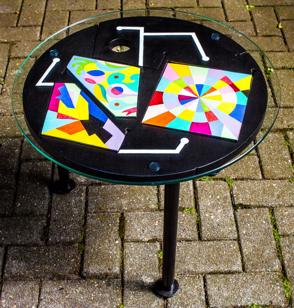 Farbsegmente auf schwarzem Tisch