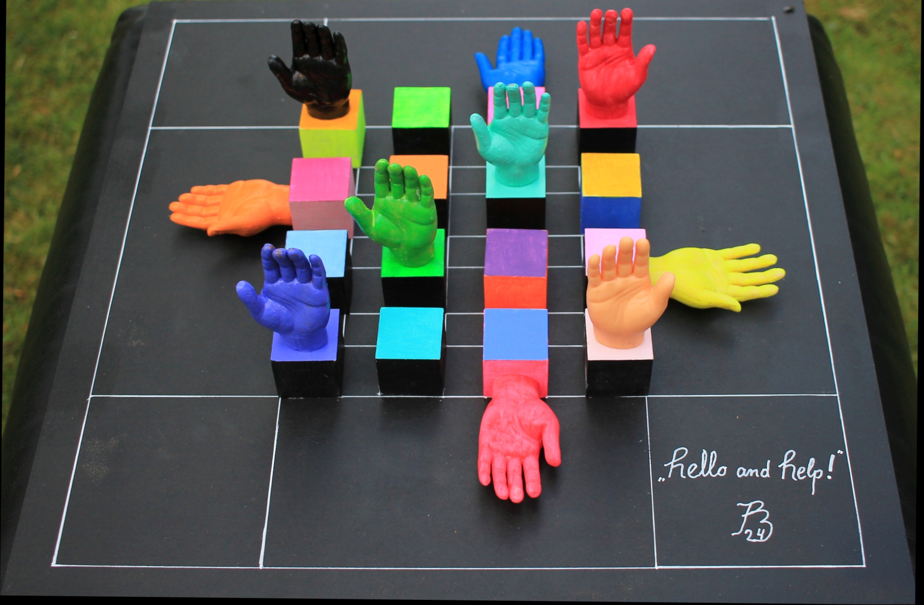 Peter-Bergmann-hello-and-help-Holz-und-Kunststoff-bemalt-2024_2