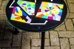 Farbsegmente auf schwarzem Tisch