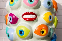 Hundert Augen und ein eingefrohrenes Lächeln
