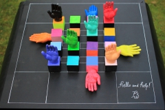 Peter-Bergmann-hello-and-help-Holz-und-Kunststoff-bemalt-2024_2